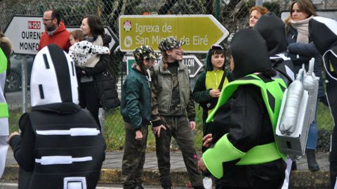 Hubo mucho público en la calle para seguir el desfile de Ferreira