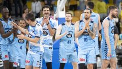 Celebraci�n breoganista tras la victoria en la cancha del Gran Canaria.