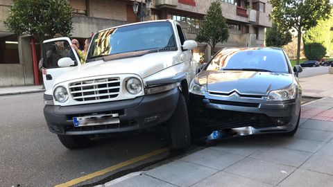 Dos coches implicados en un accidente en la calle Concepci�n Arenal, en Oviedo