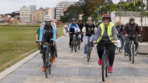 La candidata del BNG a la alcaldía de Vilagarcía, acompañada del ciclista Gustavo César Veloso, recorre el paseo marítimo de la localidad.