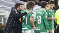 Romo dando una palmada en la espalda a Tavares antes de ingresar al campo. 