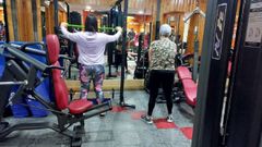 Usuarias del gimnasio Neka de Monforte realizando ejercicio f�sico ante un espejo