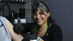 Diosbett Montero est� al frente del estudio de arte y tatuajes Chipir�n, en Santiago de Guayaquil. Es la peque�a de dos hermanas (la mayor es interiorista) que emigraron en busca de un futuro mejor. �No s� por qu� vinimos a Santiago. El destino nos lanz� aqu�. Solo ten�amos un conocido, que fue quien nos abri� las puertas de su casa el primer mes�, relata.