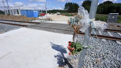 Flores en el paso a nivel donde fallecieron dos j�venes al ser arrollados por un tren por el veh�culo en el que iban