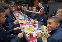 Los j�venes deportistas y sus familias son una red de seguridad para la hosteler�a arousana. 