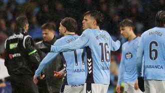 Miguel Rom�n, xunto a Javi Rueda, durante o partido entre Celta e Osasuna deste venres.