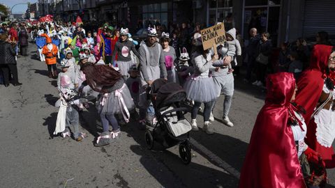 El multitudinario desfile escolar de entroido de Xinzo llen las calles del municipio