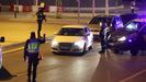 Un control policial en una v�a de incorporaci�n a la M-30, en Madrid, en la noche de este viernes