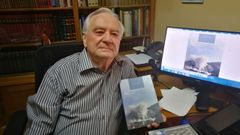 El periodista Jos� Luis Rodr�guez Mera, junto con su nuevo libro �Remembranzas festivas canguesas�