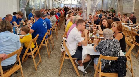 Un total de 1.400 personas participaron en la comida popular.