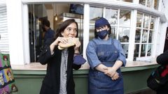 In�s Rey, en el quiosco Down Experience de la plaza de Ourense, una de las iniciativas de inserci�n laboral apoyadas por la Administraci�n local. 