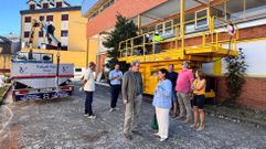Manuel Pardo, durante su visita al colegio de Trives, acompañado de la alcaldesa, Patricia Domínguez.