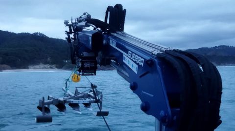 El arado del barco de la lonja de Campelo operando este martes en la ra de Vigo frente a Barra, en O Ho