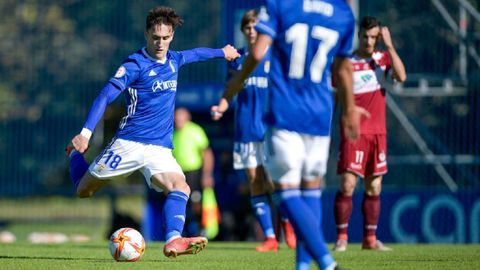 Chus realiza un disparo a puerta durante el Vetusta - Gij�n Industrial