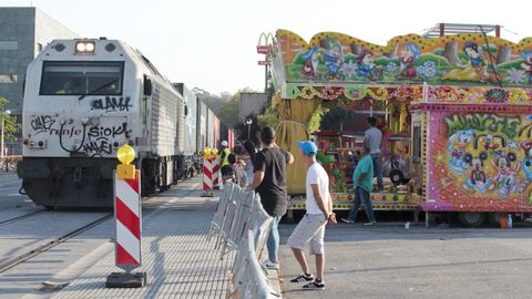 El tren portuario lleg� a circular junto a las atracciones durante las fiestas de San Roque en el verano del 2019