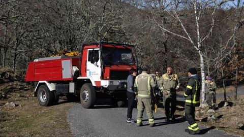 Una brigada de incendios de la Xunta, despus de trabajar en la extincin del incendio de O Salgueiro, en el parque del Xurs.