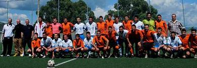 El equipo del sur jug� en Miraflores con las camisetas naranjas del Volantes de Ba�os y el del norte con la equipaci�n del Muros.