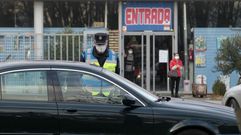 Un agente de la Polic�a Local, en un control de movilidad esta semana en una de las entradas a Monforte