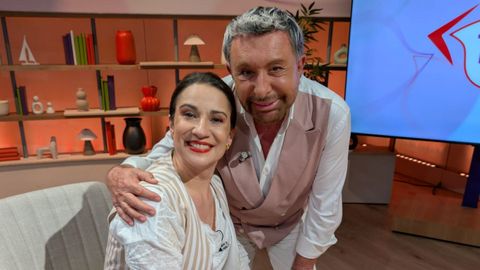 Parada, con Silvia Jato, en el programa �Tarde piaches�, que se emite en la TVG