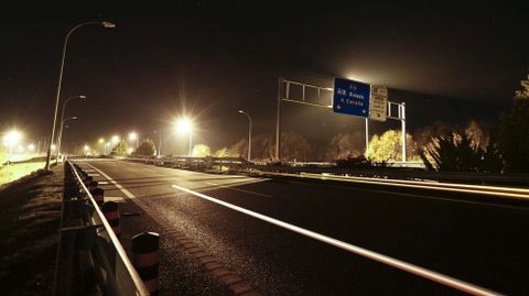 FOTOGRAFIA NOCTURNA DE LA ILUMINACION DEL ACCESO / SALIDA DE LA AUTOVIA A6 (A-6) EN A CAMPI�A (CARRETERA N-640)