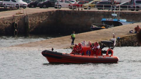 Embarcaci�n de la Cruz Roja de Ribeira.