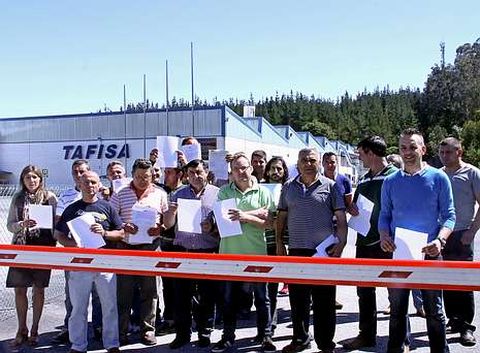 Los trabajadores de Tafisa posan, ayer, ante la f�brica de Tafisa con sus cartas de despido. 