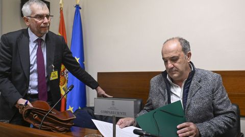 El empresario de la mina de Cerredo, Jes�s Rodr�guez Mor�n (d), conocido como Chus Mirantes, comparece este martes en Oviedo, en la comisi�n parlamentaria de investigaci�n del accidente de la mina de Cerredo, en el que fallecieron cinco trabajadores el pasado 31 de marzo