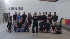 El profesor Diego Rodr�guez Miranda posa junto a los p�giles a los que ense�a jiu jitsu en su centro Mambises, ubicado en el barrio de O Vinte�n.
