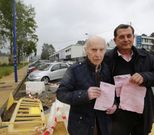 Blas P�rez y otro vecino multado por aparcar en zona restringida. 