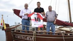 Jos� Luis Romero, a la derecha de la imagen, durante la presentaci�n la temporada pasada del fichaje de Alberto Mart�n por el Arousa