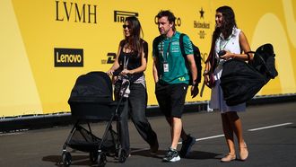 Melissa Jim�nez y Fernando Alonso, con su beb�, en el circuito madrile�o