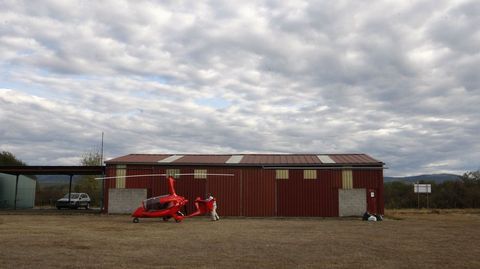 El autogiro, en tierra en el aerdromo de Monforte