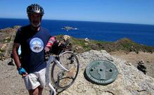 Zendrera a su llegada al Cabo de Creus, despu�s de una ruta de 1.500 kil�metros en patinete.