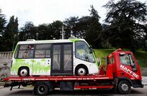 <span lang= es-es >Mayo 2012, aver�as</span>. La imagen del veh�culo el�ctrico retirado por la gr�a en una de sus aver�as ha sido demoledora. Tras aguantar cuatro meses el Concello lo ha retirado y ya veremos si vuelve.