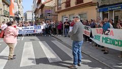 Tras entregar las 3.300 firmas para demandar que el PAC de A Pobra funcione en horario de tarde, hubo una concentraci�n delante de la casa consistorial 
