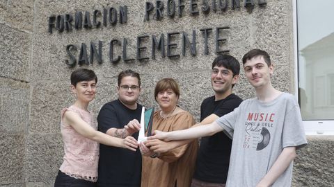 La profesora Cristina Par�s; los alumnos Andr�s Daparte, Gonzalo Cordeiro y Ezequiel Soto; y, en el medio, Loli Lamas, miembro de la tecnol�gica HPE, durante la entrega a los tres alumnos, en el IES San Clemente, del galard�n de ganadores del HPE CDS Tech Challenge