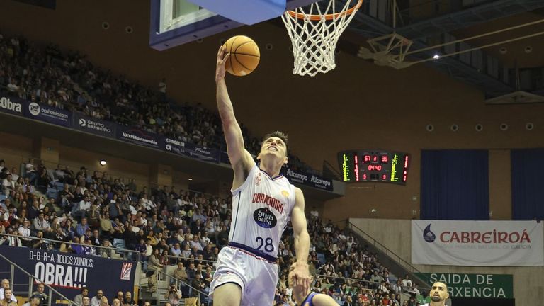 Barcello deja una bandeja en el derbi ante el COB