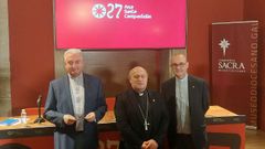 Daniel Lorenzo, de la Fundaci�n Catedral; el arzobispo Francisco Jos� Prieto; y el de�n de la Catedral, Manuel Jes�s Formoso. Al fondo, en la pantalla, el logotipo dise�ado por la Iglesia para la celebraci�n