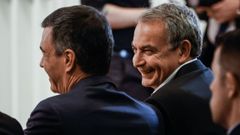 El expresidente del Gobierno Rodrguez Zapatero y el presidente Snchez en la inauguracin de la exposicin Luis Martn-Santos. Tiempo de libertad, en abril en Madrid.