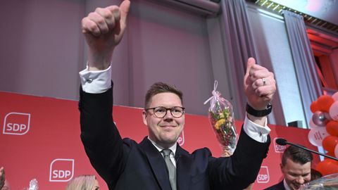 El líder socialdemócrata, Antti Lindtman, celebra el triunfo en las elecciones municipales.