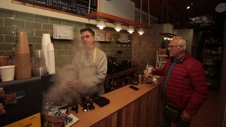 Gabriel Doce De la Torre, barista y barman, ofrece en Viveiro diferentesbebidas de caf especialidad preparadas de manera artesanal