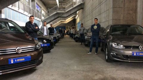 Todos los miembros del equipo posan con sus coches