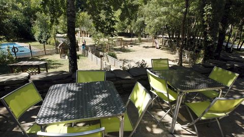 Terraza de la cafetería del cámping de Esperante do Courel, en una imagen de archivo