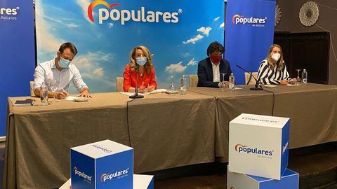 La presidenta del PP de Asturias, Teresa Mallada, junto al diputado en la Junta �lvaro Queipo y el diputado en el Congreso Mario Garc�s