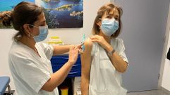 Rosa (izquierda) vacunando a la primera sanitaria del HULA que recibi� la dosis, Carlota G�mez (derecha)