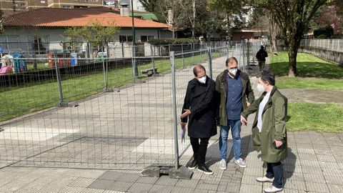 El concejal Ivn Puentes, con Eva Vilaverde y el arquitecto municipal ngel Velando, cuando se decidi vallar el paseo peatonal sobre el Gafos debido al riesgo de derrumbe