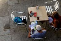 Dejar bolsos, carteras o m�viles sobre la mesa o sillas vac�as facilita el trabajo a los ladrones.