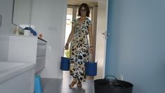 Una vecina de Souto se abastece de agua ante el anuncio del corte de agua de 32 horas