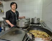 Cristina Dos Santos explica que en el Asturias hacen muchos men�s para llevar a casa. FOTO MIGUEL