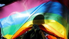 Bandera multicolor en una protesta por los derechos del colectivo LGTBIQ+ 